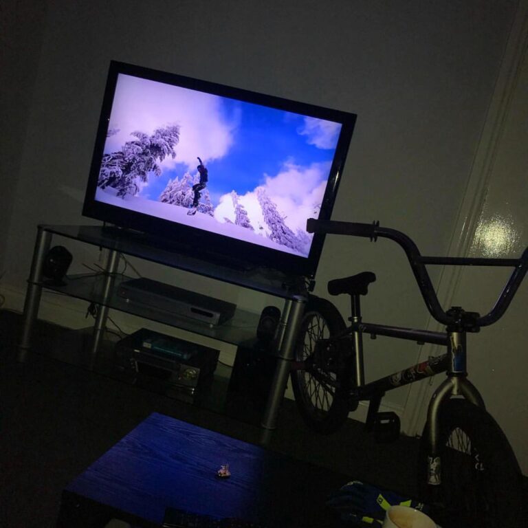 When you can’t shred so you gotta watch others shred for you @nickvanberkel loving make snowboarding…