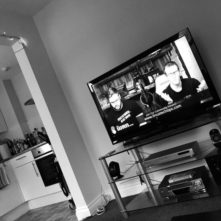 Just relaxing watching the wan vod in the living room #chillday