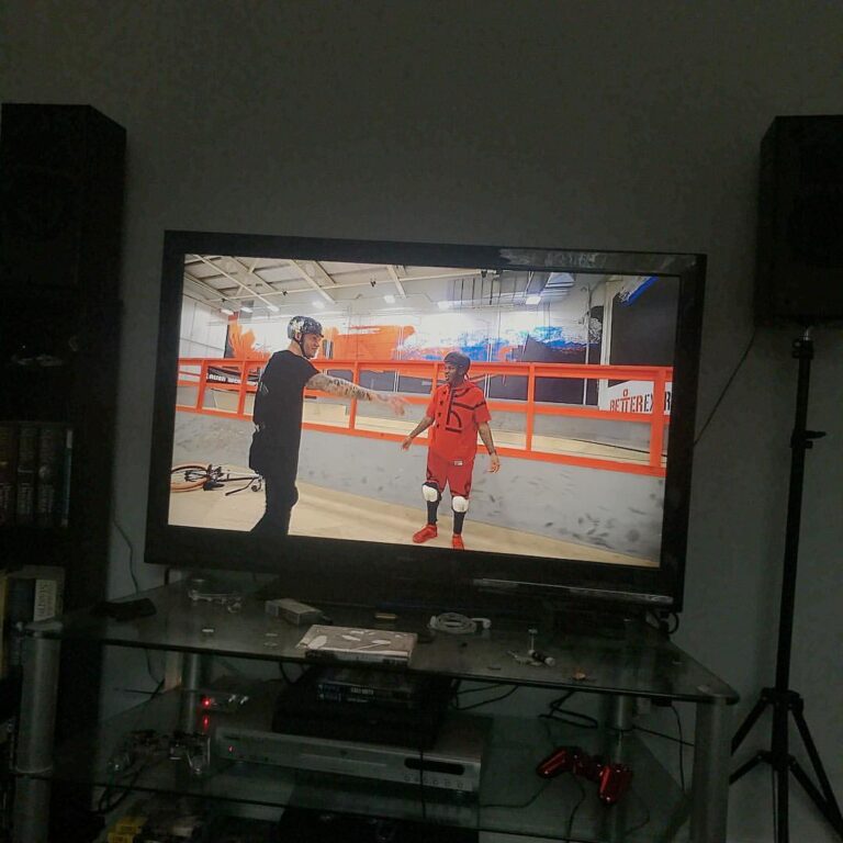 Watching @ryan_taylor teach @ksi to ride bmx and I’m fucking crying 😂 #certifam