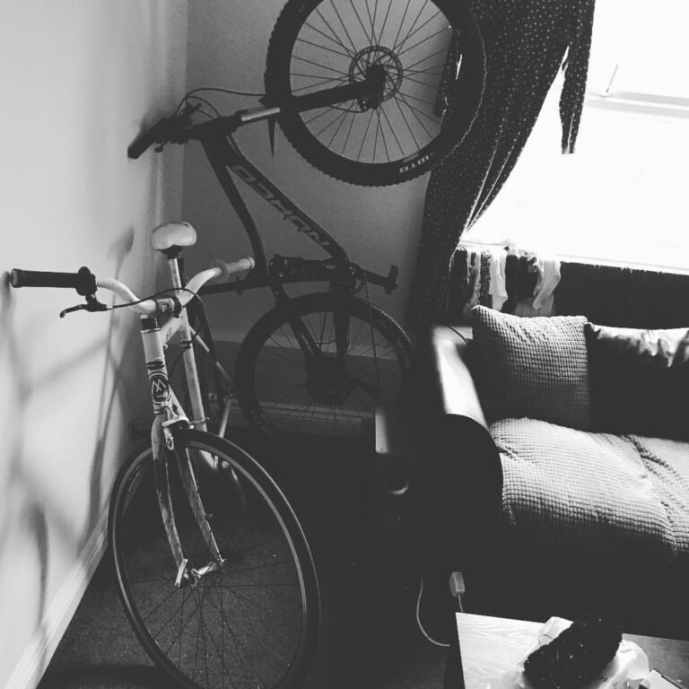 Time to go to work which to choose 🤔 #mountainbike #fixiebike