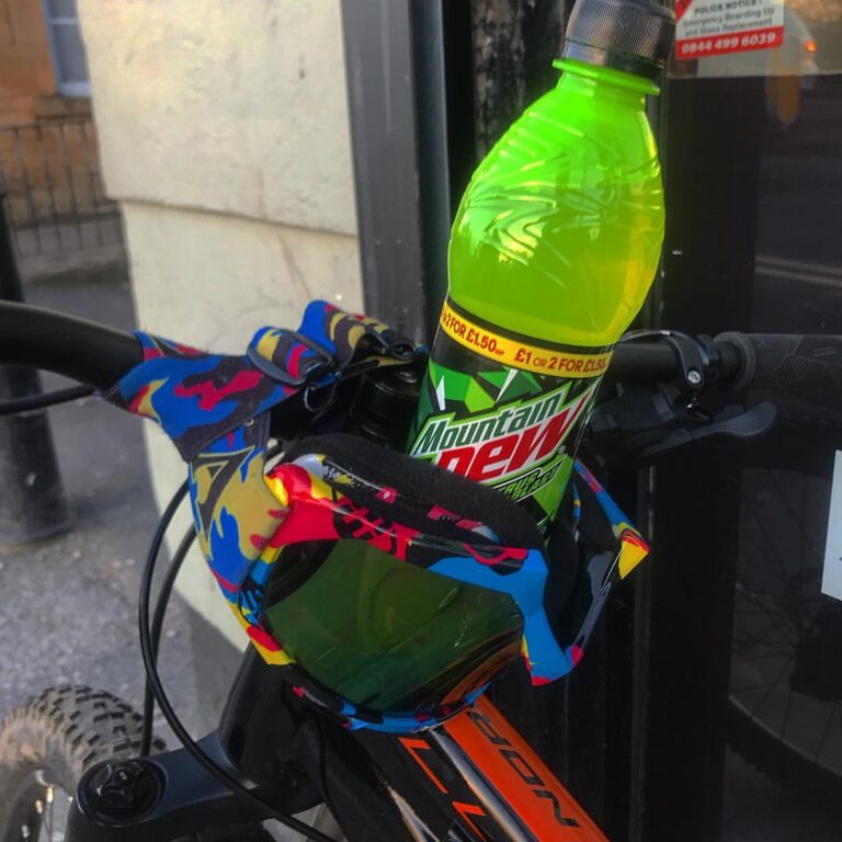 Who needs a bottle holder when you’ve got goggle @mountaindew #sponsoreme #mountainbike #mtb #farmfo…