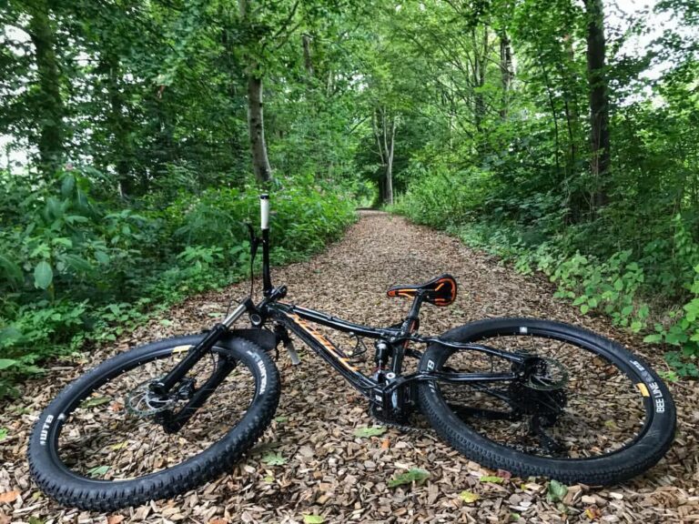 Sometimes on my commute to work I'll ride the norco to smash some quick trail/bridleways . . #commut…
