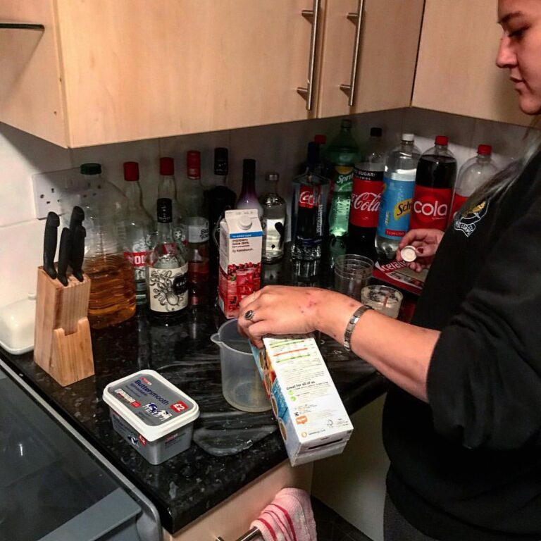The only way to properly move into a new house with @amycrossleyy . . #newhouse #housewarmingparty #…