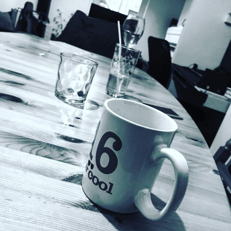 Just tested out the new dining table with @amycrossleyy feeling like real adults now . . #adulting #…