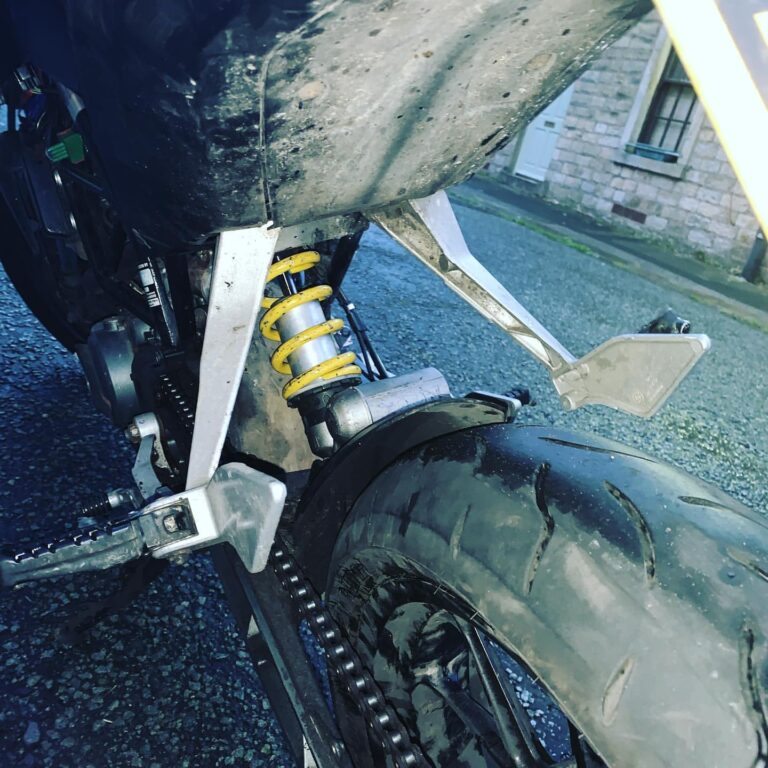 Just fitting ohlins to a 125 in the rain #flex #ohlins #duke #ktm #125 #diy #mechanic #dirtybike